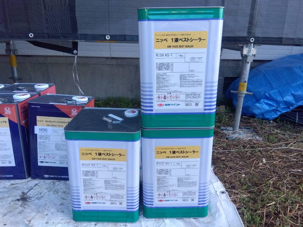 【広島市アパート2棟塗装工事⑤】A棟タスペーサー取付完了。B棟は屋根下塗りを終えて養生へ。仕上がりを左右する大切な前工程。