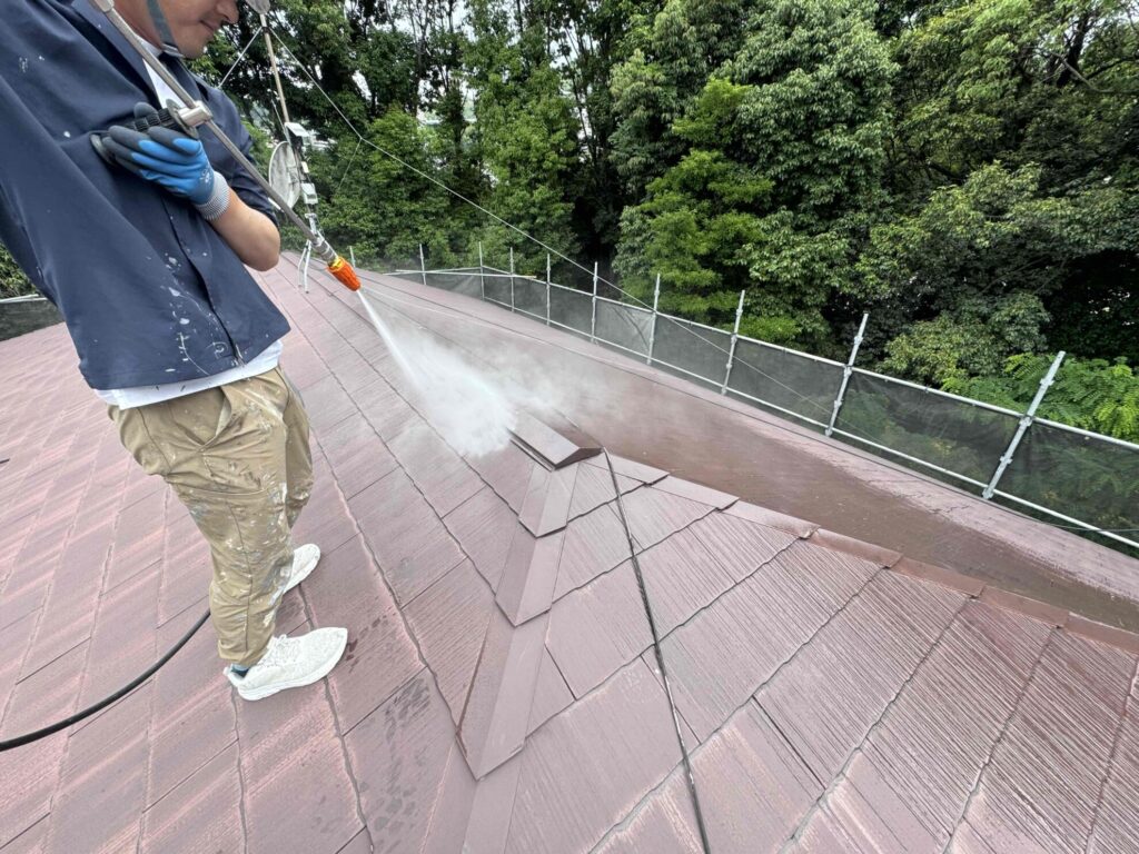 広島市のアパート外壁・屋根塗装①｜高圧洗浄と軒樋清掃