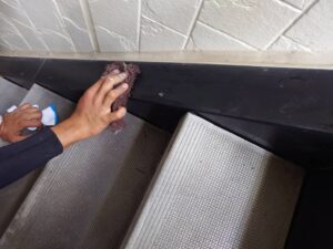階段鉄部の下地処理またはケレン作業の写真